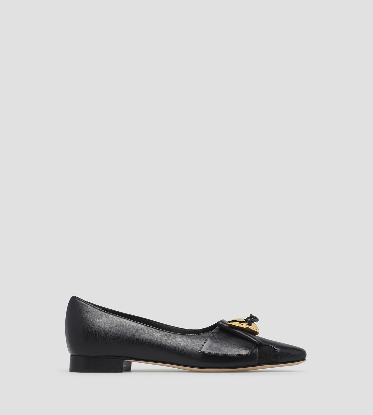 Ballerina in pelle con decorazione alamaro