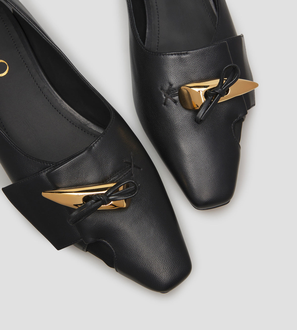 Ballerina in pelle con decorazione alamaro